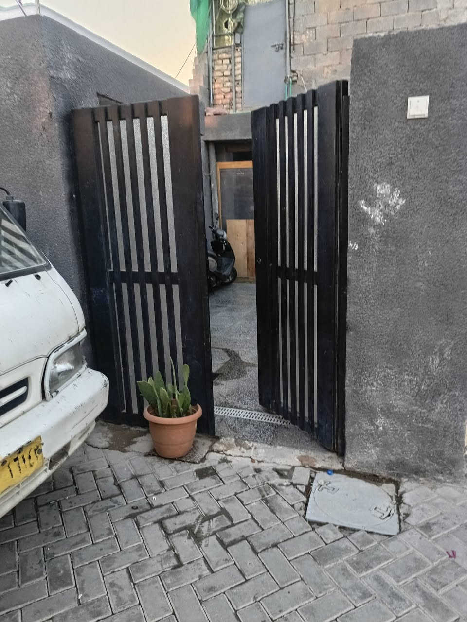 بيت للبيع 100متر فرع الكراج قرب جامع الحمزة
البيت قاطين بيتونه وغرفه وملحقاتها واجهية البيت 4متر ونزال 23  اسعر 42وبي مجال
للاتصال على هاذ الرقم ***********

