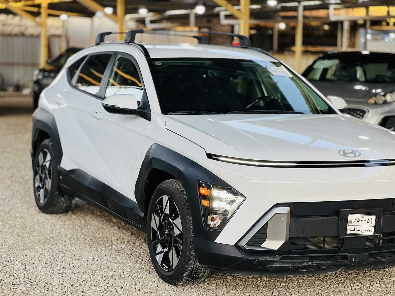 بسم الله الرحمن الرحيم 
للبيع هونداي كونا 
موديل:2025
 اللون: ابيض
اللوحات : فحص مؤقت 
المواصفات : فئة SEL 

• شاشة لمس 12.3 إنش مع نظام ملاحة
 • شاشة عدادات رقمية 12.3 إنش
 • دعم Apple CarPlay وAndroid Auto وايرلس
 • شحن هاتف لاسلكي
‏ • Wi-Fi داخل السيارة
 • نظام Hyundai Digital Key (تشغيل السيارة بالموبايل)
 • نظام صوتي 6 سماعات  
 • مقاعد قماش
 • مقاعد أمامية مدفأة
 • مقعد السائق كهربائي مع دعم أسفل الظهر
 • مقود مغلف بالجلد متعدد الوظائف
 • مكيف أوتوماتيكي ثنائي التحكم
 • فتح وتشغيل بصمة (Smart Key + Push Start)
 • فتح النوافذ كهربائي
 • مرايا جانبية كهربائية مع إشارات انعطاف 
 • فرملة طوارئ تلقائية مع كشف المشاة
 • تحذير النقطة العمياء
 • تنبيه حركة المرور الخلفية
 • نظام المحافظة على المسار
 • نظام متابعة المسار
 • مثبت سرعة ذكي مع خاصية التوقف والانطلاق
 • مساعد القيادة على الطرق السريعة
 • إضاءة عالية أوتوماتيكية
 • تنبيه انتباه السائق 
 • سبويلر خلفي
 • مرايا جانبية مدفأة
 • فرامل يد إلكترونية
 • كاميرا خلفية للرجوع  

الحادث :   زاوية باب الراكب الامامي فقط كما هو واضح في الصور بدون ايرباك  
ملاحظة صور الحادث مرفقه بل المنشور 

للأستفسار : *********** / 
  ***********
العنوان : بابل -حلة - شارع المعارض معرض شمس بابل
 
اللوكيشن:
https://maps.app.goo.gl/9TX1iqWwXLHdUeUM6?g_st=ic
