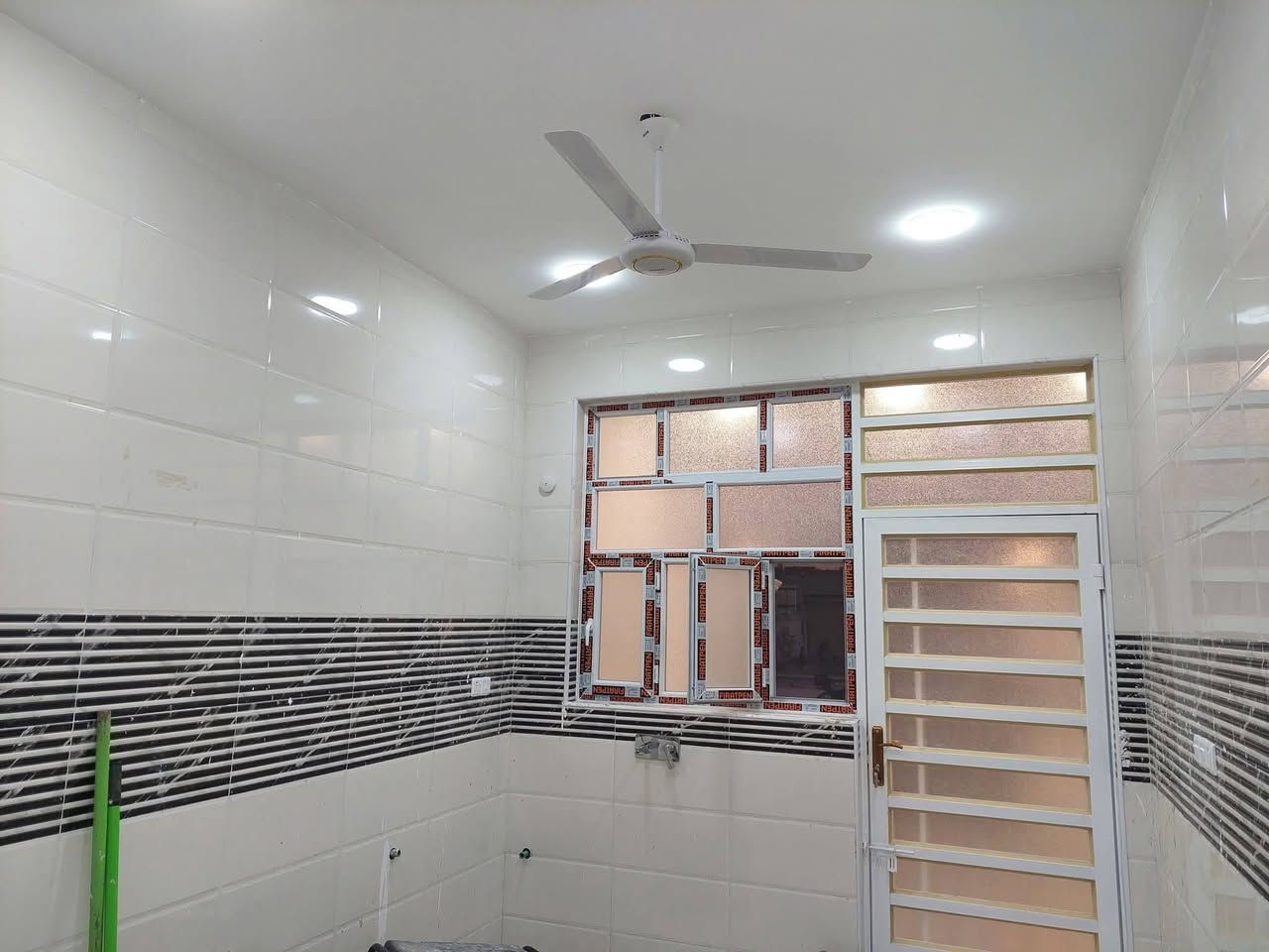 للبيع فقط مشتمل  في حي الشهداء شارع جامع الشمري شارع ٢٠ مساحه ١٥٠ بناء طابوق متكون ٤ غرف نوم صاله ٢ مطبخ واستقبال وصحيات ٣ للاستفسار اكثر ع الارقام ***********
