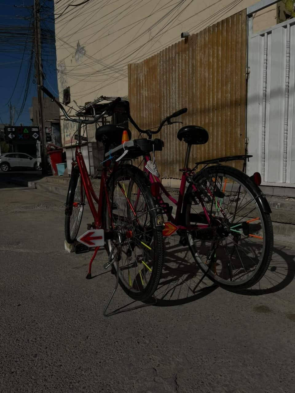 الاحمر بثمانيه والوردي ب 80 والاسود ب 60
***********
