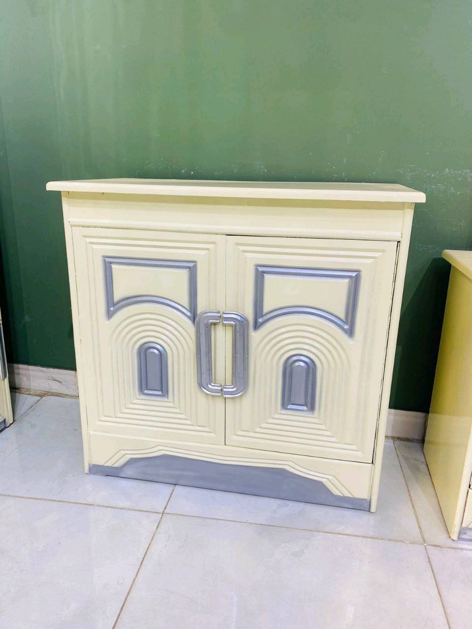 غرفة نوم فاخرة بتصميم كلاسيكي جذاب تتميز بمظهر أنيق وفخم. تضم سرير واسع ودولاب ملابس كبير مع مرايا، بالإضافة إلى طاولة زينة ودواليب جانبية بنفس التصميم. الخامات المستخدمة تعطي مظهر دافئ ومريح، مثالي لإضفاء لمسة من الفخامة في غرفة نومك.