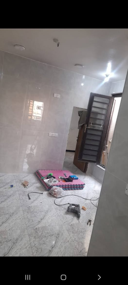 تحية طيبة 
للايجار بيت ٦٦ متر  طابق ثالث بناء حديث معزول تماما يحتوي على 
سخان ماء 
ماطور ماء 
تانكي ماء معزول 
جرس كهربائي
استقبال
صالة مفتوحة على المطبخ
مطبخ 
غرفة نوم 
حمام غربي 
بالكون
ترك
يوجد عازل حراري بالسقف
الموقع الدورة الميكانك قبل الساعاتي بفرع شارع مدرسة تطوان 
الشارع عريض جدا ٢٥ متر
الايجار ٣٠٠ الف قفل
التعامل مع صاحب الدار مباشرة 
***********

