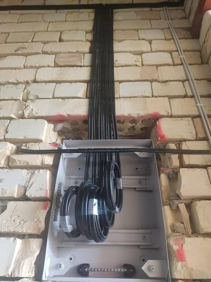 تأسيسات كهربائية وصحية وماء متواجد حالياً 
***********
