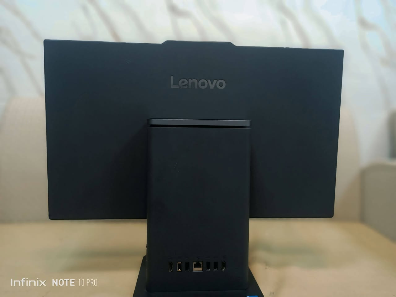 هذا الجهاز هو Lenovo ThinkCentre Neo 50a Gen 5، وهو كمبيوتر مكتبي متكامل (All-in-One).
يتميز الجهاز بتصميم يدمج المكونات داخل الشاشة لتقليل فوضى الكابلات، كما هو موضح في الصورة الخلفية.
تتوفر الطرازات عادةً بمعالجات Intel Core من الجيل الثالث عشر، مثل i5-13420H أو i7-13620H.
يحتوي الجهاز على مجموعة متنوعة من المنافذ الخلفية والسفلية، بما في ذلك USB و RJ45 للشبكة. 

Amazon.ae
 +4
هل ترغب في معرفة المزيد عن المواصفات الفنية لهذا الجهاز، مثل حجم الشاشة أو سعة التخزين؟

هذا الجهاز هو Lenovo ThinkCentre Neo 50a Gen 5، وهو كمبيوتر مكتبي متكامل (All-in-One).
السعر 900 الف وبيها مجال 🤍🦋


**إذا كنت صاحب هذا الإعلان وتريد حذفه لأي سبب، رجاءا أرسل رسالة إلى الدعم الفني**