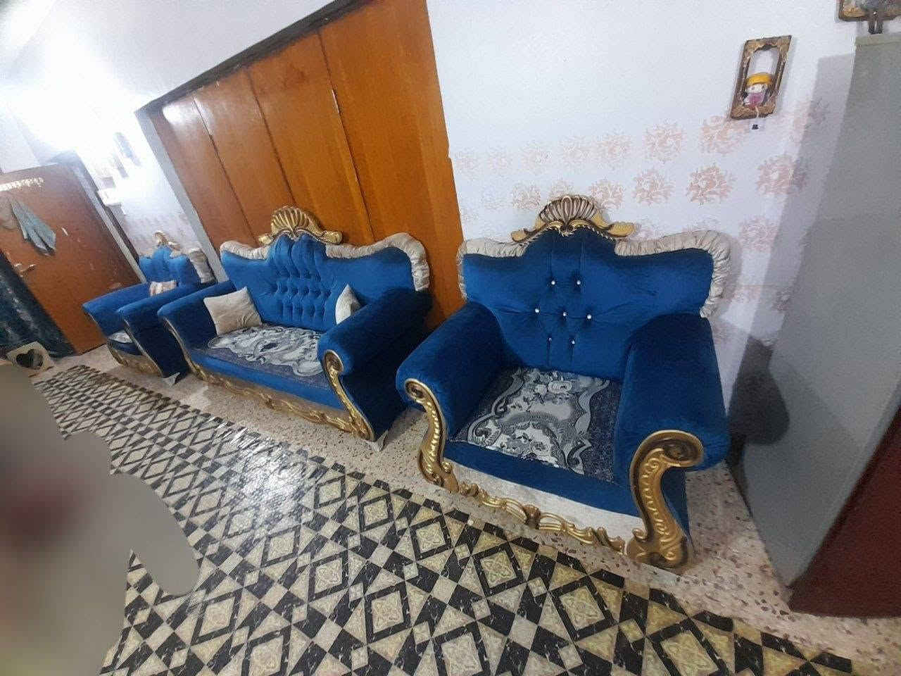 السلام عليكم تخم ونص جديد نظيف مابي ضرر  وسعره ٦٠٠مكان بغداد الكاظميه رقم ***********
