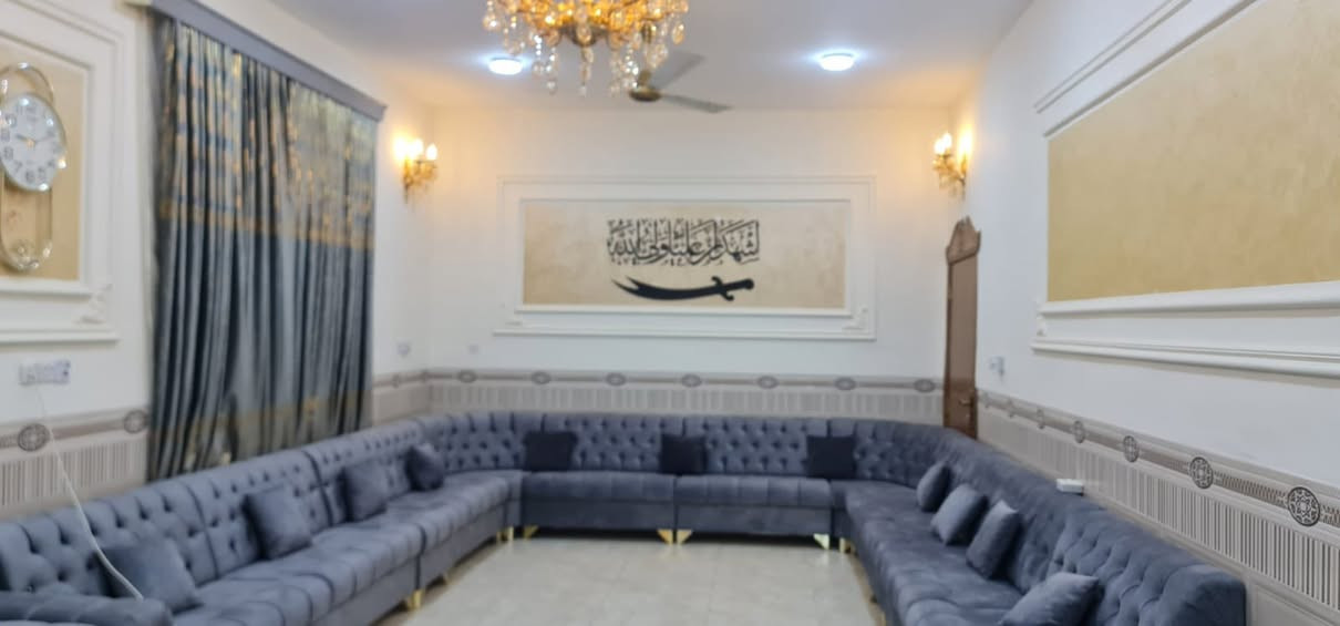 دار للبيع المساحة 700 متر طابو زراعي سند 25  الاساس كونكريت مسلح والبناء بلوك حد الشبابيك والبوب ويربطها رباط كونكريت مسلح والسقف عگاده ومغطى بمادة الايزوكام اظافة الى الدنگ والطارمه كونكريت مسلح  
الواجهه 18 والنزال 40 يحتوي على 
استقبال (4 * 9) 
2 غرفة نوم (5* 4)
صالة طعام (5 * 4)
صاله معيشة (12 * 4)
مطبخ (6 * 4)
كل ارضية البيت رفت ومن ثم بورسلاين لون واحد
الدرج كونكريت مسلح… 
حمامات داخليه وخارجيه سقف كونكريت مسلح 
يوجد ممر حول البيت والترك الخلفي (4 * 15)
كراج يتسع لثلاث سيارات
ملاحظه نصف اثاث البيت 🏠 4 سبلت ديوان كامل من ضمن البيت للاستفسار اكثر مراسله الصفحه او الاتصال على الرقم ***********
