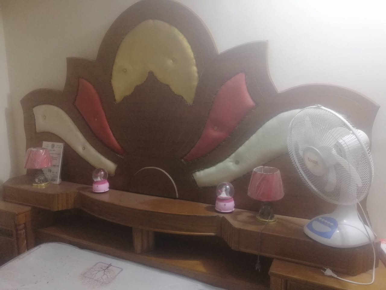 غرفه اخشاب استخدام سنه اخت الجديده ماخذها مليون و٤٠٠ أريدها مليون و١٠٠ مكاني ديوانيه مقابل المعهد ***********
