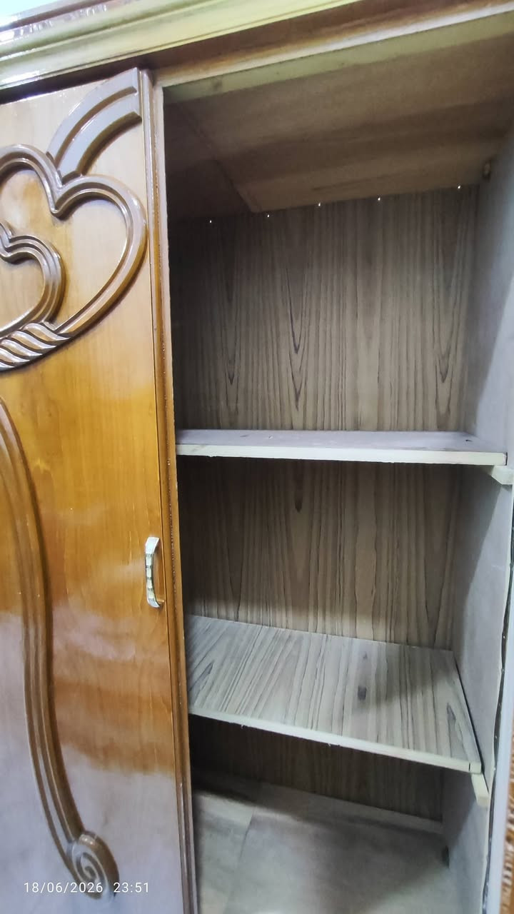 يعلن معرض نجارة المنتظر 
غرفة نوم 5 ابواب تزكام اخو الجديد شغل درجه اولى شغل الحي 
كاملة مع كافة الملحقات وبسعر مناسب 700 الف والشد مجاني 
الموقع واسط قضاء الحي شارع الشباب 
للستفسار 
***********. علي

