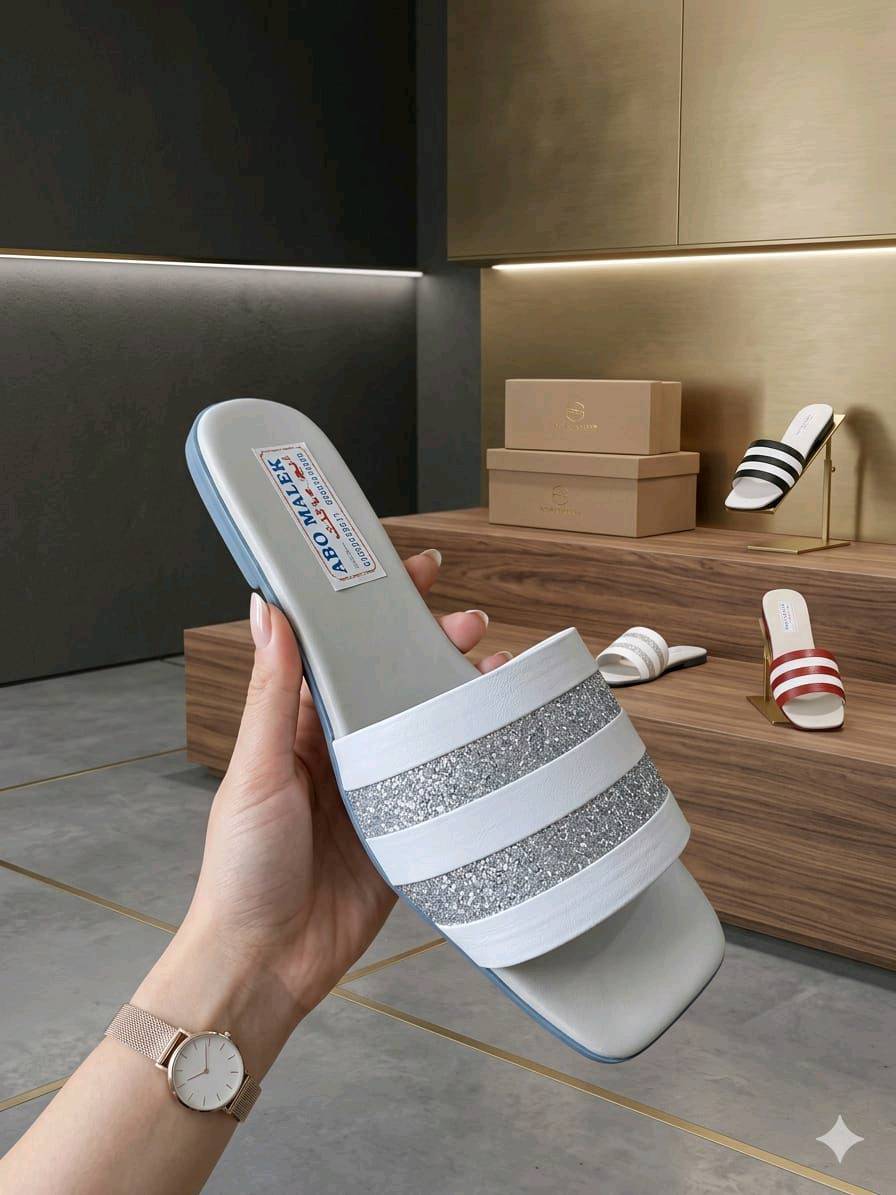 أعرضلكم سليبر نسائي شيك ومريح، تصميمه ستايل عصري مع لمعة ونقشة حلوة تناسب اللبس اليومي والخروج. متوفر بأكثر من لون مثل الأسود، الأبيض، البني والبيج، وخفيف على الرجل ويعطي شكل مرتب وأنيق. إذا تحبين الإطلالة البسيطة والعملية بنفس الوقت فهذا خيار حلو إلكم.