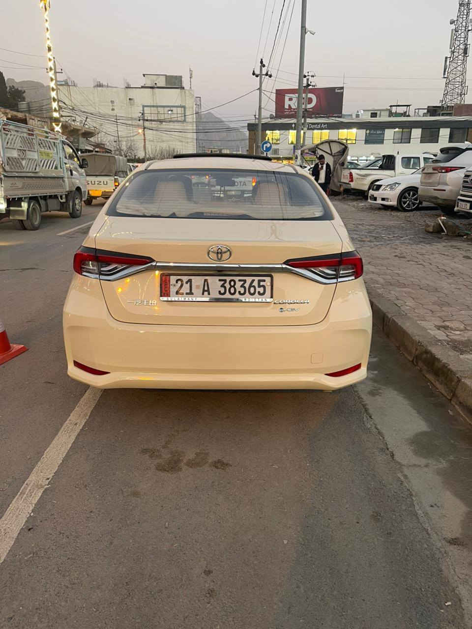 تەکسی کرۆلا 2025هایبرێد 
 تەنها 9 هەزار ڕۆیشتوە بەناوخۆمە بەسفری ڕامکێشاوە هیچی پێوەنیە تەنها دەحامی پێشەوەی شوختێکی بچوکی پێوەیە ئەوەی تر هەمووی بەشەرت.
نرخی 2دەفتەرو کەمێک معامەلە
ڕەقەم و لۆگۆ کراوە تا 2030
***********
شوێن ڕانیە رانية, السليمانية
