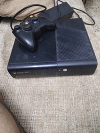 xbox 360 ويا يده وحده نضيف وابد مداخل تصليح بي تقريبا 15 لعبه غراضه كل...
