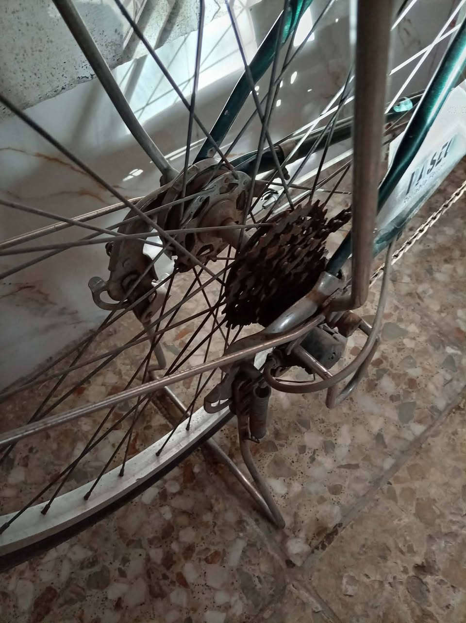 السلام عليكم عندي 3 باسكلات للبيع الباسكلات  واحد برازيلي  لون ازرك. وأحد سي سبعميه. نضيف لون احمر دم غزال. واحد بناتي  حجم 26 نضيف عكرب حساس كله شغال الباسكل نضيف نضيف لون نفطي  موديل 19   المكان بغداد البلديات والشراي ايراسل خاص ويدلل الرقم الهاتف  ***********
