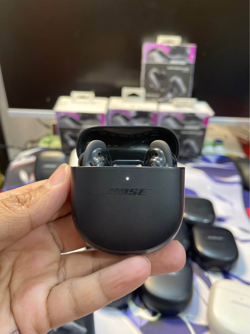 سماعة بوز الترا 
Bose QuietComfort Ultra Earbuds
 مزودة بتقنية إلغاء الضوضاء على مستوى عالمي وصوت مكاني (Immersive Audio). 
الميزات الرئيسية
إلغاء الضوضاء: توفر سماعات الأذن أفضل ميزة إلغاء ضوضاء داخل الأذن من Bose، مع أوضاع استماع متعددة تتكيف تلقائيًا مع البيئة المحيطة بك.
الصوت المكاني: تتميز بتقنية Bose Immersive Audio الرائدة، والتي تهدف إلى إنشاء تجربة صوتية أكثر واقعية وغامرة.
عمر البطارية: توفر ما يصل إلى 6 ساعات من وقت التشغيل بشحنة واحدة (4 ساعات مع تفعيل الصوت المكاني)، وتوفر علبة الشحن 3 شحنات إضافية ليصل الإجمالي إلى 24 ساعة من الاستماع.

ملاحظة 🌺متوفر نسخة العادية ونسخة الترا 🌺

متوفر بكارتون كامل ملحقات 
متوفر بدون كارتون  
كل قطعة وسعرها


**إذا كنت صاحب هذا الإعلان وتريد حذفه لأي سبب، رجاءا أرسل رسالة إلى الدعم الفني**
