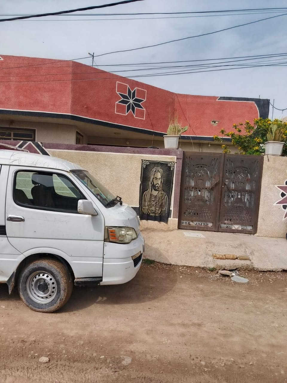 سلام عليكم دار للبيع في منطقة واحد حزيران المساحه 165م واجه 11 نزال 15 يحتوي على غرفتين نوم وصاله ومطبخ وصحيات واستقبال يبعد عن شارع  بغداد الحسينيه  100 م  لبيت جهاز وبسعر مناسب والي يرغب ابيع مع الاثاث  ‏‪‪
‏‪‪0774 357 0973‬‬‏
