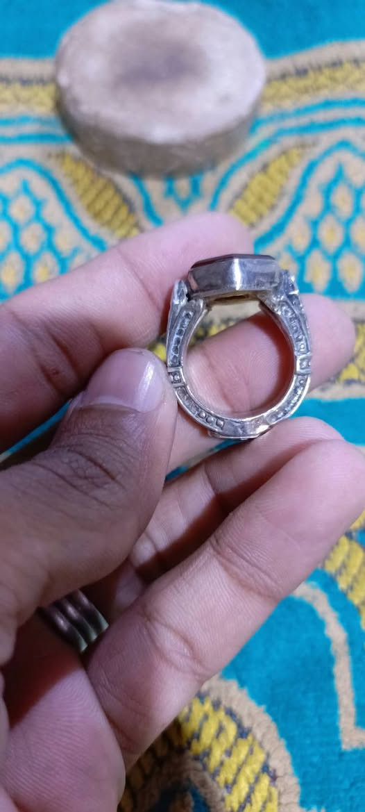 اللهم صل على محمد وال محمد 

عقيق يماني نخب اول صياغته يدويه 

منقوش ع الحجر (لا اله الا الله الملك الحق المبين )

للاستفسار الاتصال على الرقم او مراسله الصفحه 

***********
