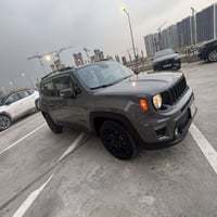، للبيع جيب رينيجيد موديل 2020 فئة لاتتيود ، محرك 2400 دفع رباعي وتشغي...