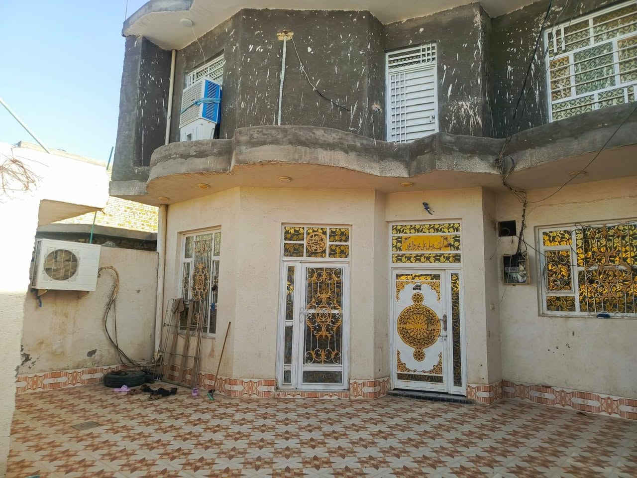 السلام عليكم بيت للبيع  قاطين المساحه 250 متر قرب جامع رمثان التفيج الاتصال (***********)
