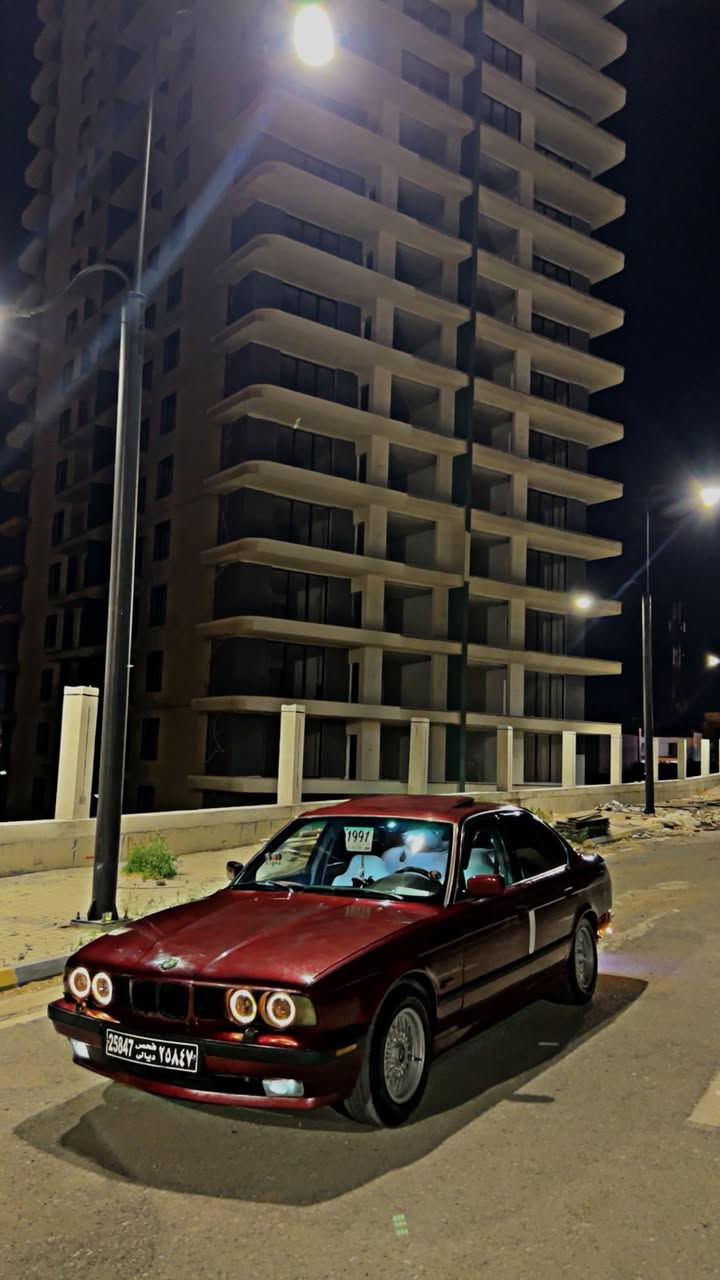 سەرەتا بەناویخوا.                             Bmwمەکینە کەپسە مۆدیل١٩٩١ ئاڕمی سلێمانی ئاڕم بەشەرتی غەرامە ٧٥ نج هەزاری تیایە دوای مەعامەلە بۆتە گێڕمۆ سەیارەکە یەکداعمی بچوکی پشتەکەی هەیە ئەویش شایەنی باسنیە  بێمەسرەفە کامل مەسرەفی کراوە تازەکی (مەسفی-فیلپەم-پلاکی گۆڕاوە-نۆزل) پاکراوەتۆ یانی ٢٥٠ مەسرەفی نیە شتێکی جوانو دانسقەیە دەعامی دواوەشی ماوەو لەگەڵیەتی سەیارەکە هیماعرەز نیە هیدەستی خۆمە***********
