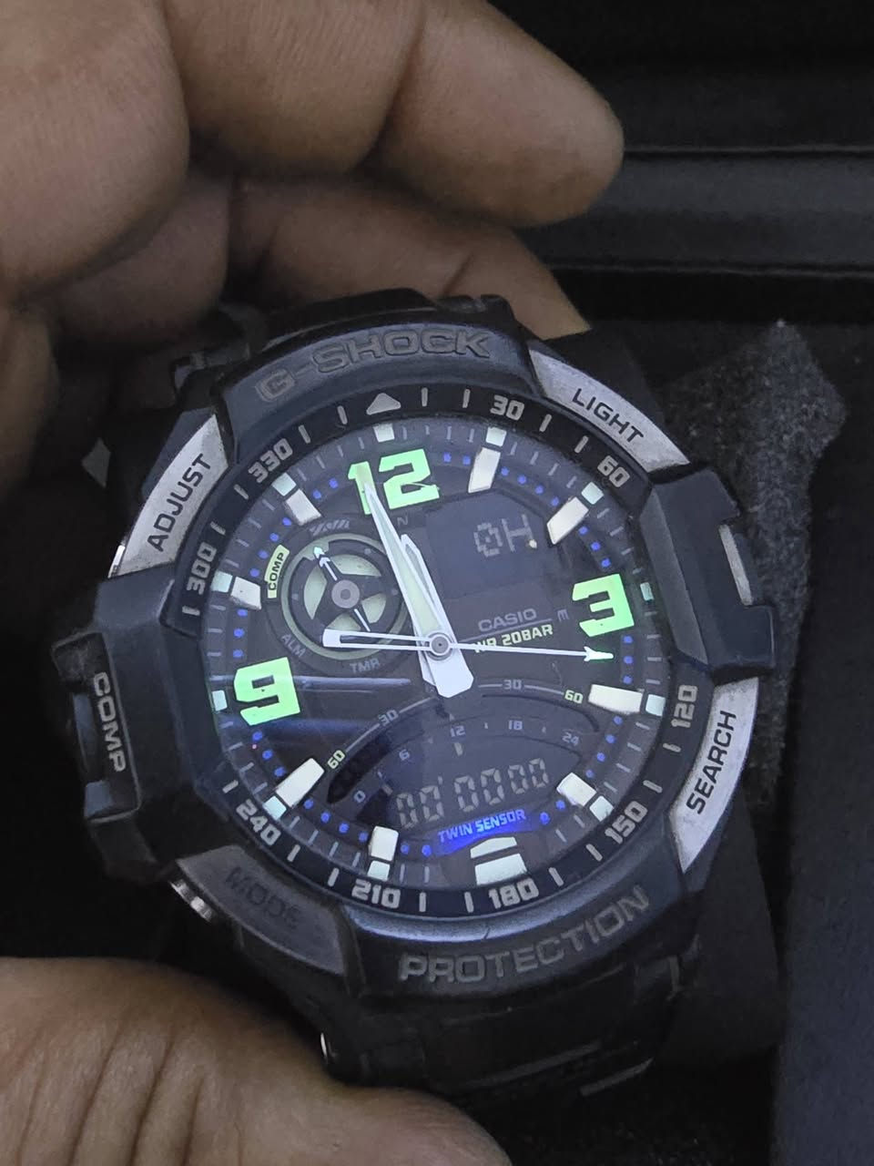ساعة كاسيو جي-شوك ​​جرافيتي ماستر GA-1000-1BDR جي 
مستشعر مزدوج 
ياباني اصلي مواصفات عديده 
بوصله حراره  
اناره شمعه
اميال وارقام فسفوري 
سير اصلي

١٥٠ دولار 
المكان أربيل يوجد توصيل 

واتساب  ***********
