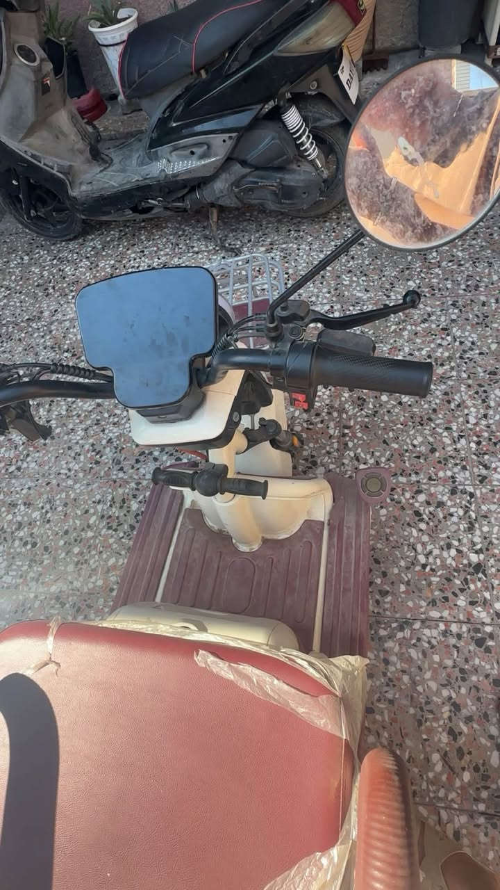 السلام عليكم دراجه شحن
جديده صارله 15يوم من جبناه  بعده بترابه 
بطاريات عدد (4) كبار 
سويجً بصمه شاشه ايباد 
نضام سرقه تتحمل وزن عاليه 
كلوب لد ابيض عالي 
تمشيك (40) كيلو 
تلاث سرع تمشي 40
سعر دراجه 700وبيه مجال 
عنوان بغداد سريدات 
رقم لهاتف ***********
