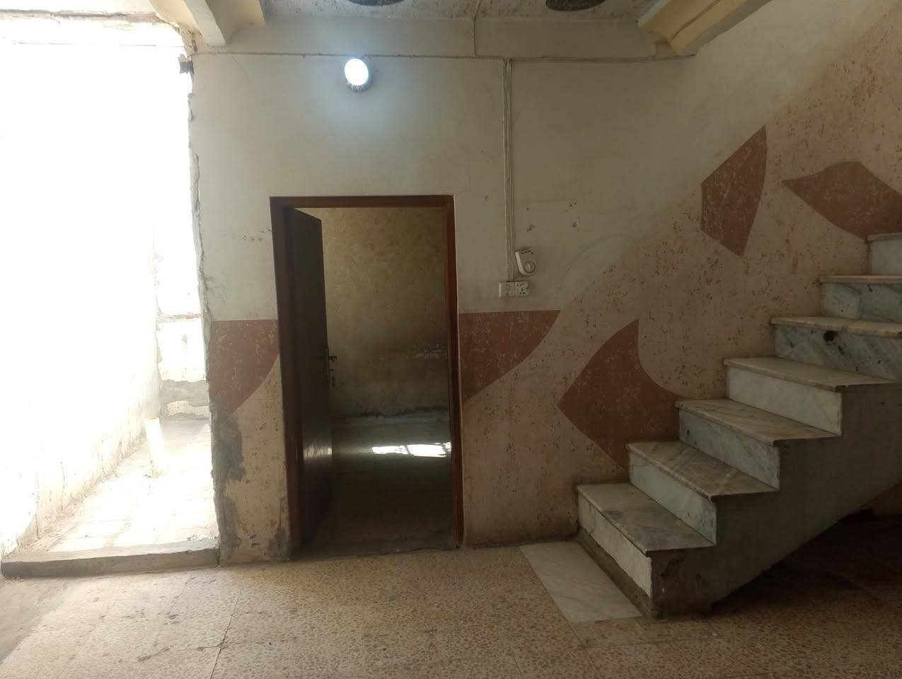 بيت لليجار حي المكرمه المساحه 140 متر قرب مدرسة نا شئة اليل والصديقه الطاهرة ***********

