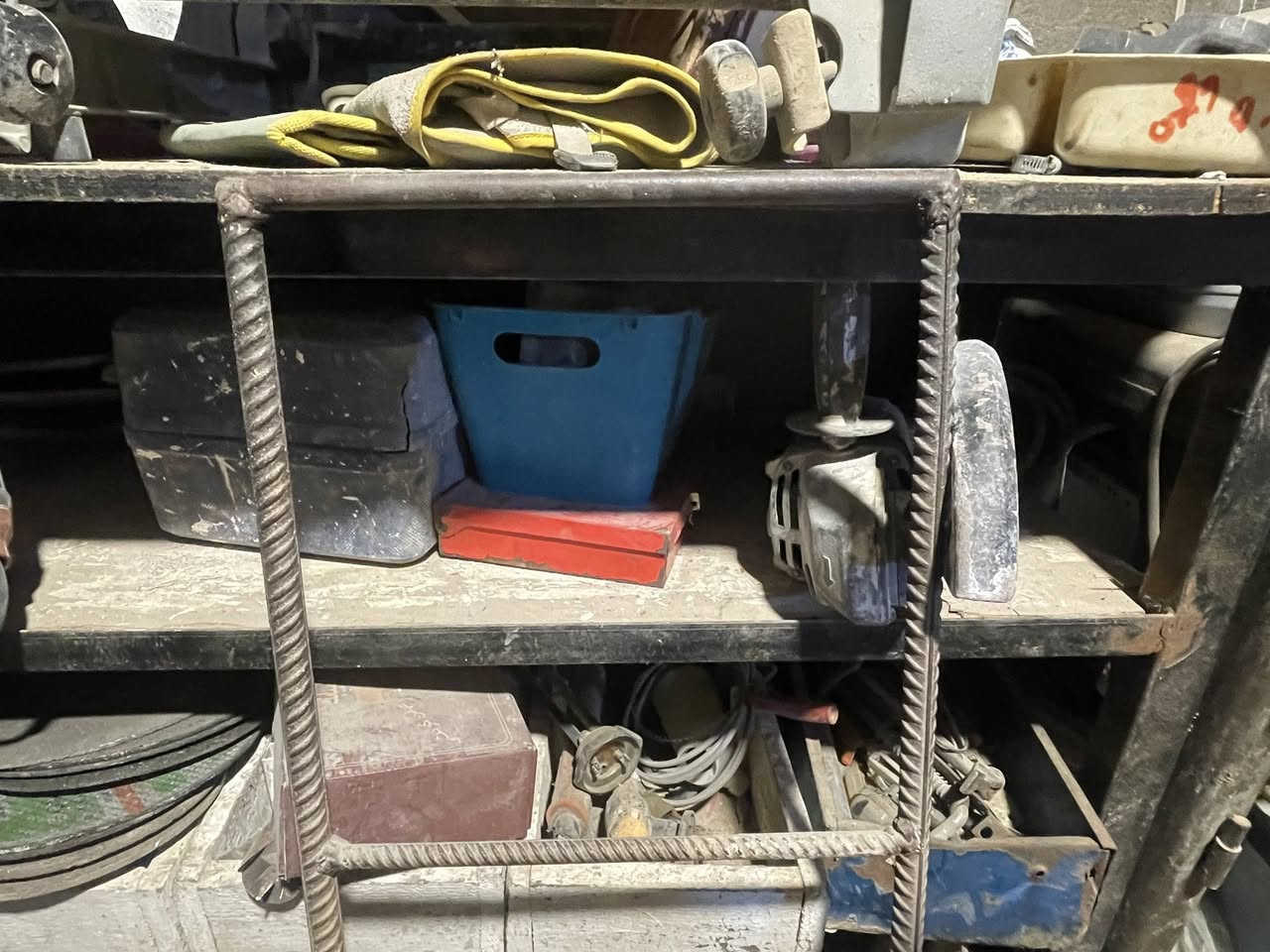 السلام عليكم مواد انشائيه وعدد يدويه جديد ومستخدم للبيع شلع مكان البصرة القديمه ***********
