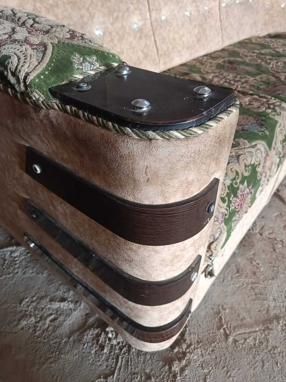 ديوان ١٧ متر تسكام نظيف مالي ضرر سعر ٦٠٠ . شارع ٨٠
***********
