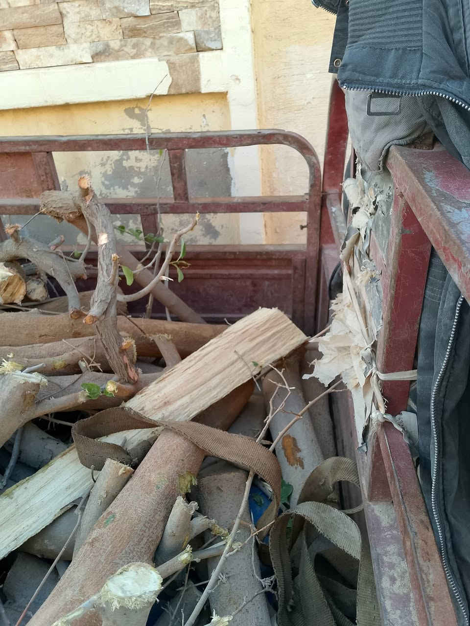 يوجد حطب مشكل حمل ستوته سعر تفصيل عل خاص مكان حديثه يوجد توصيل اي مكان بحديثه ***********
