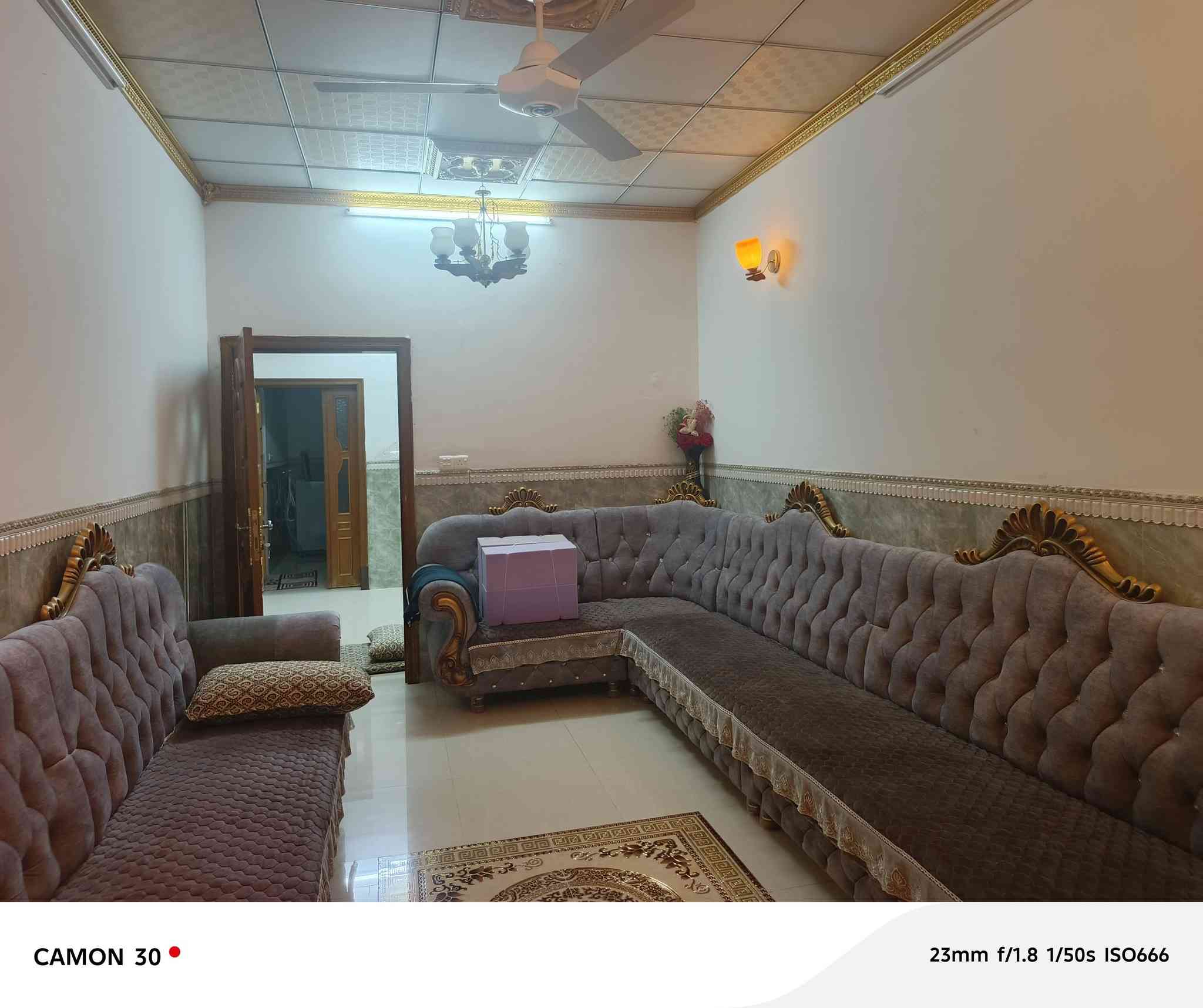 دار للبيع بداية  منطقة مشيرفة الاولى  قرب جامع مثنى كشمولة المساحة 150م  الواجهة 6م  العمق 25 م   نظام سليماني كراج أرضي عمق 8امتار +صحيات خارجيه                                                      مطبخ                                                                                       استقبال                                                                                هول.                                                                    صحيات    
منور عدد2 
سطح كاشي
غرف عدد2كبار 4ونص*4 مع سويت  و4*4    للاستفسار الاتصال على الرقم ***********بي واتس اب   السعر120مليون وبي مجال 
 يرهم مراوس ويه قطعه أرض
