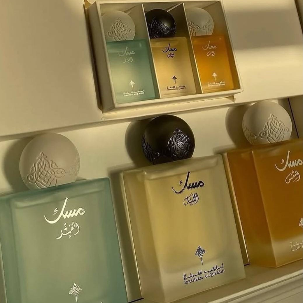 ⁨ سيت مسك ابراهيم القرشي لكلا الجنسين Ibraheem Al Qurashi Musk Perfume Set Unisex 🩵🫧🍬 
يتضمن 6 عطور متنوعة بروائح مميزة وغنية. 
♡  الحجم الكبير 3 قطع 75ml 
♡ حجم ميني 3 قطع 10ml 
النـوتـات العطرية :
- مسك الليل : 😔🌠
البرغموت، الكشمش الأسود، التفاح
خشب الأرز، الباتشولي، الكراميل
المسك، العنبر، الرمان
مسك الشمس : ☀🥹
القرفة، الهيل، زهر البرتقال، البرغموت.
 البوربون، الإليمي، الفانيليا.اللوز الحلو، المسك، الأمبروكسان، خشب الغاياك.
مسك القمر : 🌙💋
الليتشي، الراوند، البرغموت، جوزة الطيب. الورد التركي، الفاوانيا، المسك، الفانيليا، البتاليا. الكشميران، البخور، خشب الأرز، نجيل الهند الهايتي

سعر البكج ٣٥ الف
توصيل لجميع محافظات العراق ٣ الاف فقططط


**إذا كنت صاحب هذا الإعلان وتريد حذفه لأي سبب، رجاءا أرسل رسالة إلى الدعم الفني**