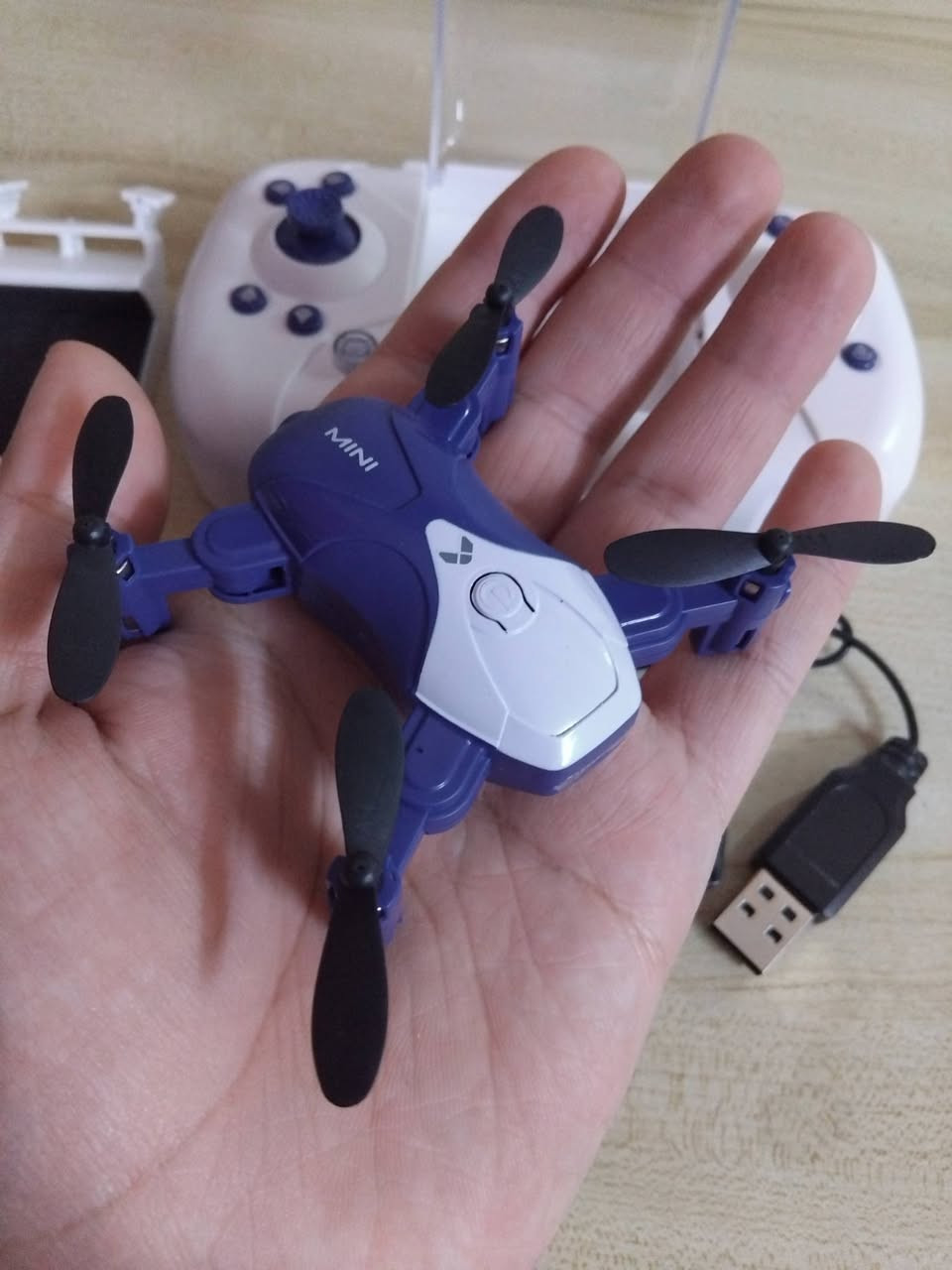 سلام عليكم
درون صغيره بيها كامره بس ماعرف شلون استخدمها و ستاند للموبايل بالجويستك بس ماعرف شلون اطيرها يعني لا تراسلني تكلي شلون اطيرها و شلون اربطها بالتلفون كامله ملحقات وياها دروع للمراوح و كيبل شحن البطاريات و وياها ثنين بطاريات و مال الطياره يصيرن 3 بطاريات مواصفاتها حلوه مكتوب ترجع لمكانها وحدها و تدور 360 درجه و 6 محاور جيروسكوب و الكاميرا تشتغل واي فاي السعر 25 الف و توصيل موجود


**إذا كنت صاحب هذا الإعلان وتريد حذفه لأي سبب، رجاءا أرسل رسالة إلى الدعم الفني**