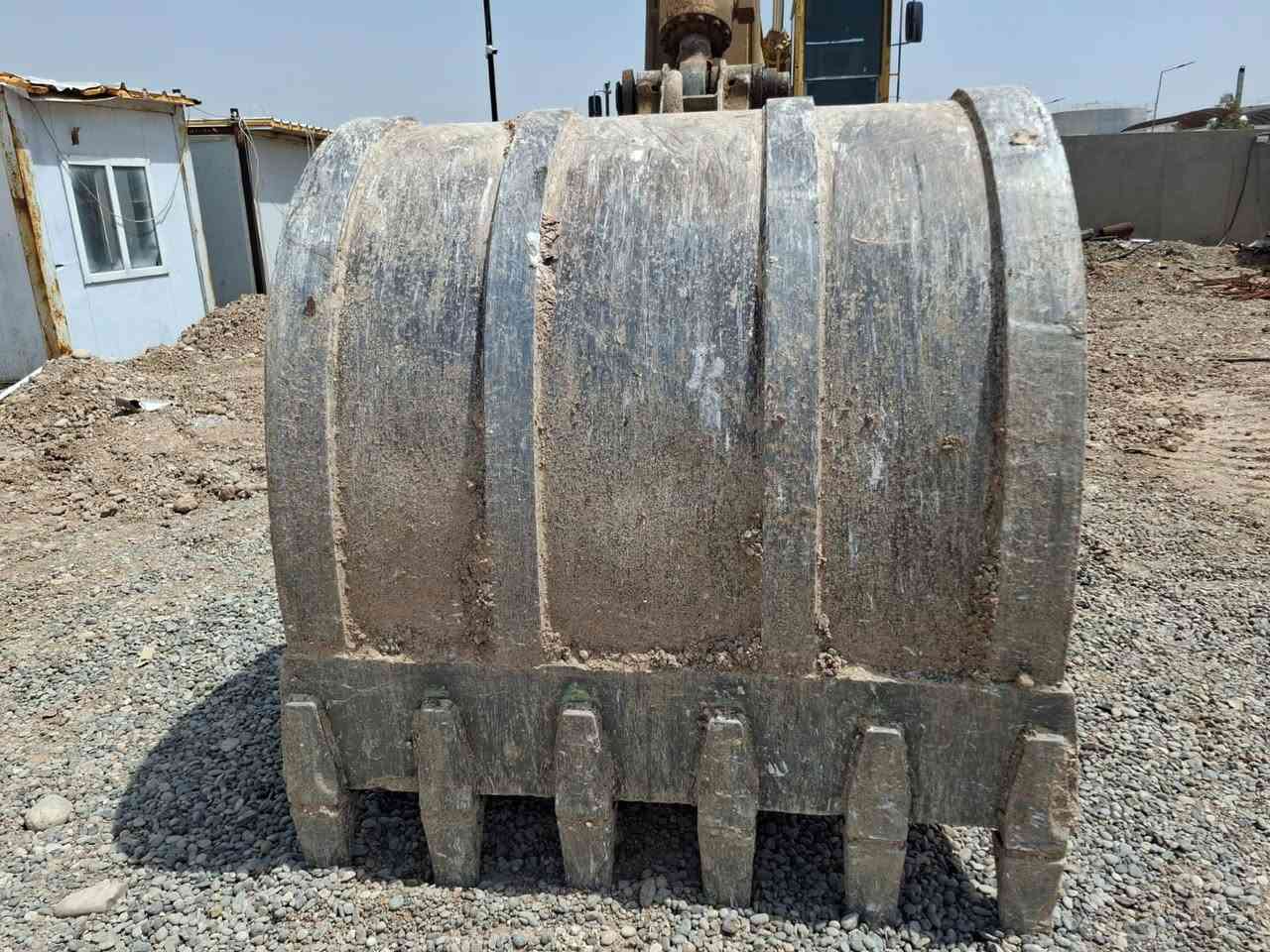 سلام عليكم
للبيع حفاره كتربلر حجريه 
رقم وسنويه دهوك تحويل مباشر 
حجم 235 يطلع 450 بل حجم العادي  محرك 6 سلندر سنتدر محرك ابو البليته بينسل نوزل 
جكات زناجيل رولات بمات كله شرط 
بيها جك همر 40 فور كاوه كوري اصلي 
وبيها كيله جديد 
السعر الاتصال عل ارقام التالي العنوان موصل 
***********
***********
