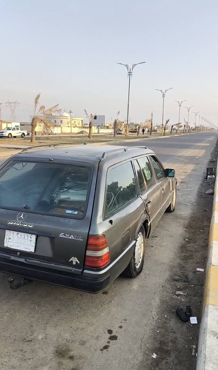 سلام عليكم  عاده نشر بسبب الوعود الكاذبه سياره مارسدس موديل 88 سنويه جديده بسمنه تحويل مباشر مكينه 2ونص كير جديد وباقي كله جديد قواعد دبل   عله بلاد  كله شغلال  كهربايات كله شغله ما بيه نقص حداده نص عمر هم جديده كشرته حلوه كلش ما مخيسه  تجي وتشوف شوف لعين  تخم تواير سبير جديد سعر 40 مكاني البصره القرنه  رقمي ***********
