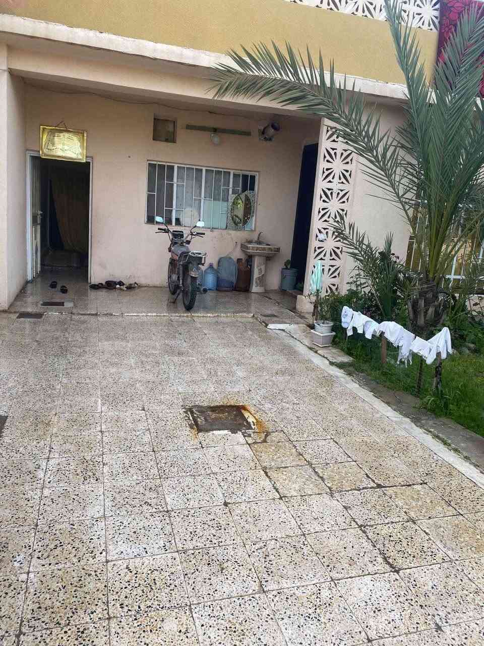 متوفر لدينا بيت🏠 للبيع في موقع مميز 

بيت طابو صرف باسم شخص واحد 
البيت مساحته300متر 
واجهة 15م
متكون من طابق ونص 
الطابق الاول يحتوي 
استقبال 
هول
غرفتين نوم 
صحيات داخليه 
مخزن 
الطابق الثاني يحتوي 
ع غرفه نوم وصحيات

بيت نظيف وصالح لسكن وبي اثاث ايضا يباع مع المنزل

السعر 375قابل للتفاوض 
للاستفسار والمعاينه التواصل  ***********
