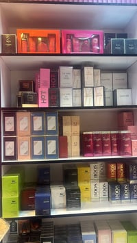 بضاعة كوزمتك محل كاملة للبيع بسبب إغلاق المحل بضاعة كلها جديدة ونظيفة ...
