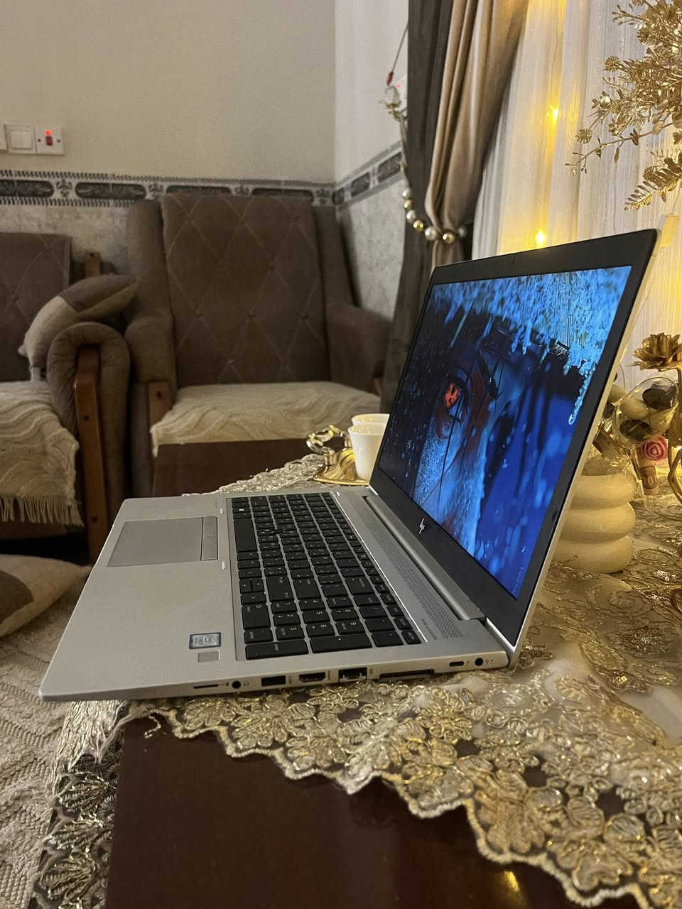 العنوان: لاب توب HP EliteBook نظيف جداً (شبه جديد) بمواصفات ممتازة 💻✨
الوصف:
للبيع جهاز HP EliteBook (الفئة الاحترافية)، الجهاز بحالة الوكالة، نظيف جداً جداً (خالٍ من أي عيوب أو خدوش)، واستخدامه خفيف جداً. 
المواصفات التقنية
• المعالج: Intel Core i5 (الجيل الثامن) - أداء سريع ومستقر.
• الذاكرة العشوائية (RAM): 16 DDR4GB (ممتاز جداً لفتح برامج كثيرة في وقت واحد بدون تعليق).
• التخزين: 512 GB SSD من نوع Samsung (إقلاع للجهاز في ثوانٍ وسرعة عالية في نقل البيانات).
• الشاشة: 15.6قياس كبير مع لوحة مفاتيح كاملة (تتضمن أرقام جانبية Numpad).
• الصوت: نظام صوتي نقي جداً من شركة Bang & Olufsen العالمية.
• المميزات الإضافية:
• بصمة إصبع سريعة للقفل والأمان.
• لوحة مفاتيح مضيئة (Backlight) للعمل في الظلام.
• بطارية بحالة ممتازة تدوم لفترات طويلة.
حالة الجهاز:
✅ الجهاز جديد كلش ومابي أي خلل تقني أو مصنعي.
✅ لم يتم فتح الجهاز أو تصليحه سابقاً.
✅ النظافة الخارجية 100%.
السعر 375مكاني بغداد واتساب ***********
