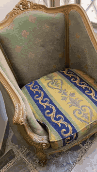 السلام عليكم
قنفات عدد عشر مقاعد +طبله وسطيه +ميز طعام ٦ كراسي +بوفيه + ڤترينه عرض بللون الذهبي خشب زان للبيع
التواصل على رقم 
*********** 
رقم واتس اب 
٠٠٢٠١٠٠٨٨١٧٤٥٤
