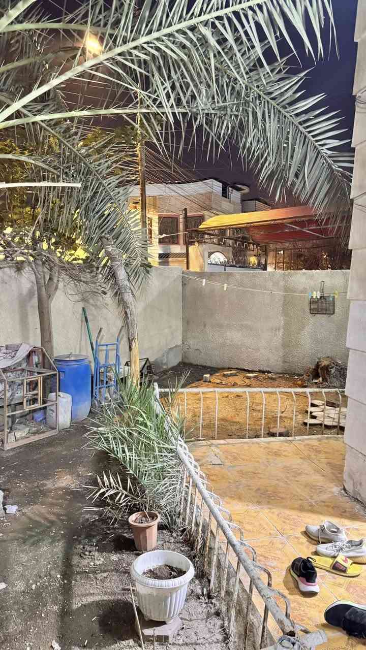 السلام عليكم بيت للبيع في منطقة الجبيلة الشارع المقابيل مستشفى الشفاء مساحة البيت ٢٥٠ متر بناء ٢٠١٠ يحتوي البيت على كراج وحديقة  والطابق الاول غرفتين وهول ودوانية وصحيات ومطبخ والطابق الثاني ثلاث غرف وصحيات السعر ٤٥٠مليون وقابل للتفاوض للاستفسار *********** عقارات الميزان
