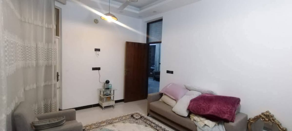 دار للبيـــــع بناء حديث حله نادر الاولى شارع مول بغداد 

مساحته 120متر طابو زراعي سند25 

مــــــحتويات الـــــــدار طابقين بناء حديث 

الــوآجـــهــة  10متر
النــــــــــــزال 12متر 

غرفتين نـــــــوم وصاله وكليدور ومطبخ حار وبارد ومجمع صحيات وطارمه 

لـــلاســــتـــفـــســـار ***********
