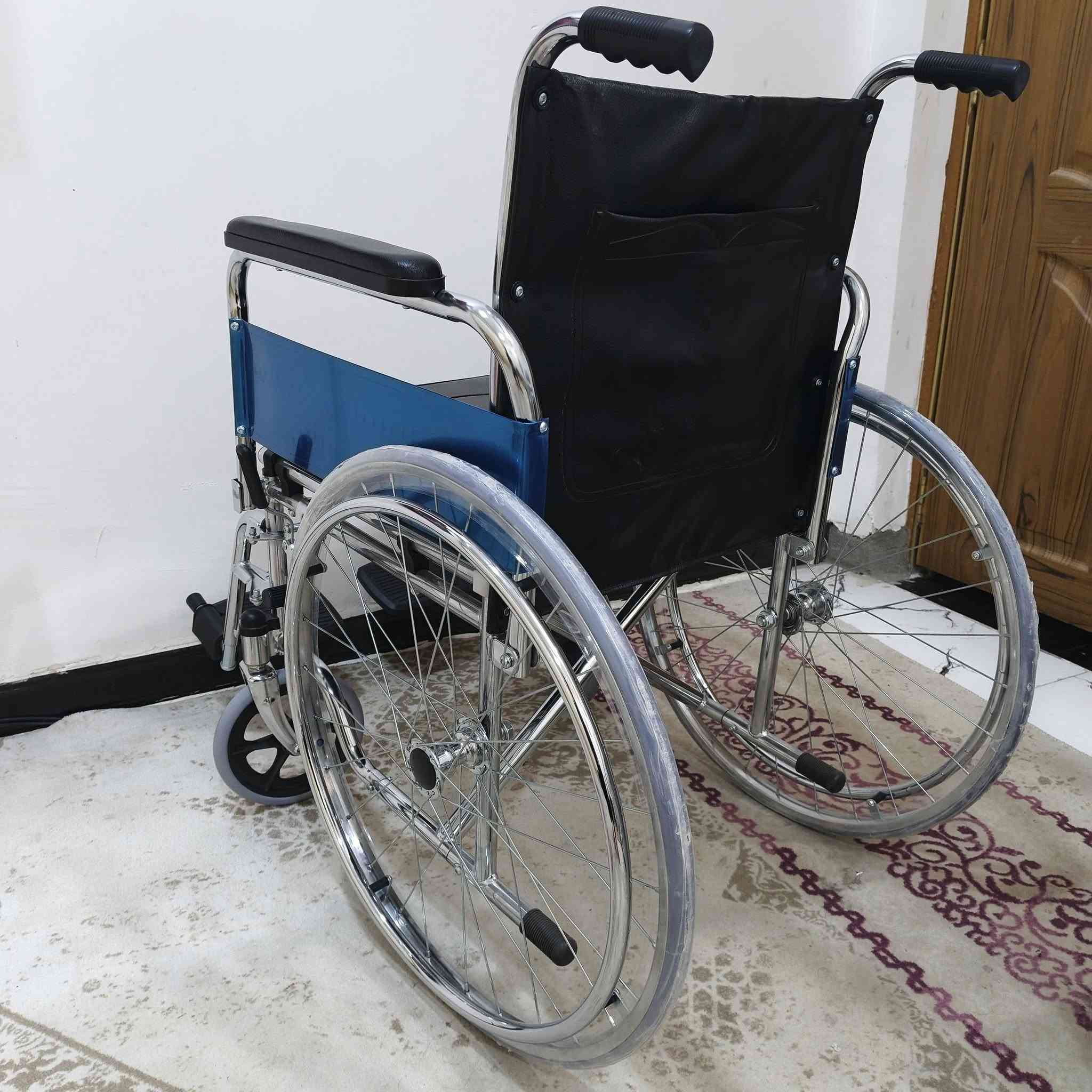 للبيع كرسي متحرك بحالة ممتازة
(جديد غير مستخدم)
المكان: النجف الاشرف -حي ميسان 
السعر: ١٢٠ وبيه مجال
الهاتف: ‏‪***********
