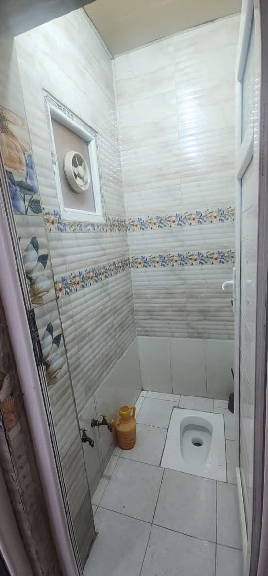بيت للبيع طابقين عكادة نظيف جدا مساحة ١١٥ متر واجهة ٥ متر يحتوي على هول كبير + مطبخ + غرفتين + خدمات صحية عدد ٢ + حولي الطابق الثاني ٣ غرف نوم + صطحين البيت في منطقة الوشاش طابو صرف استفسار تلفون ***********وتساب ***********وتساب ***********او مراجعة مكتب الخبير للعقار ومن للة التوفيق
