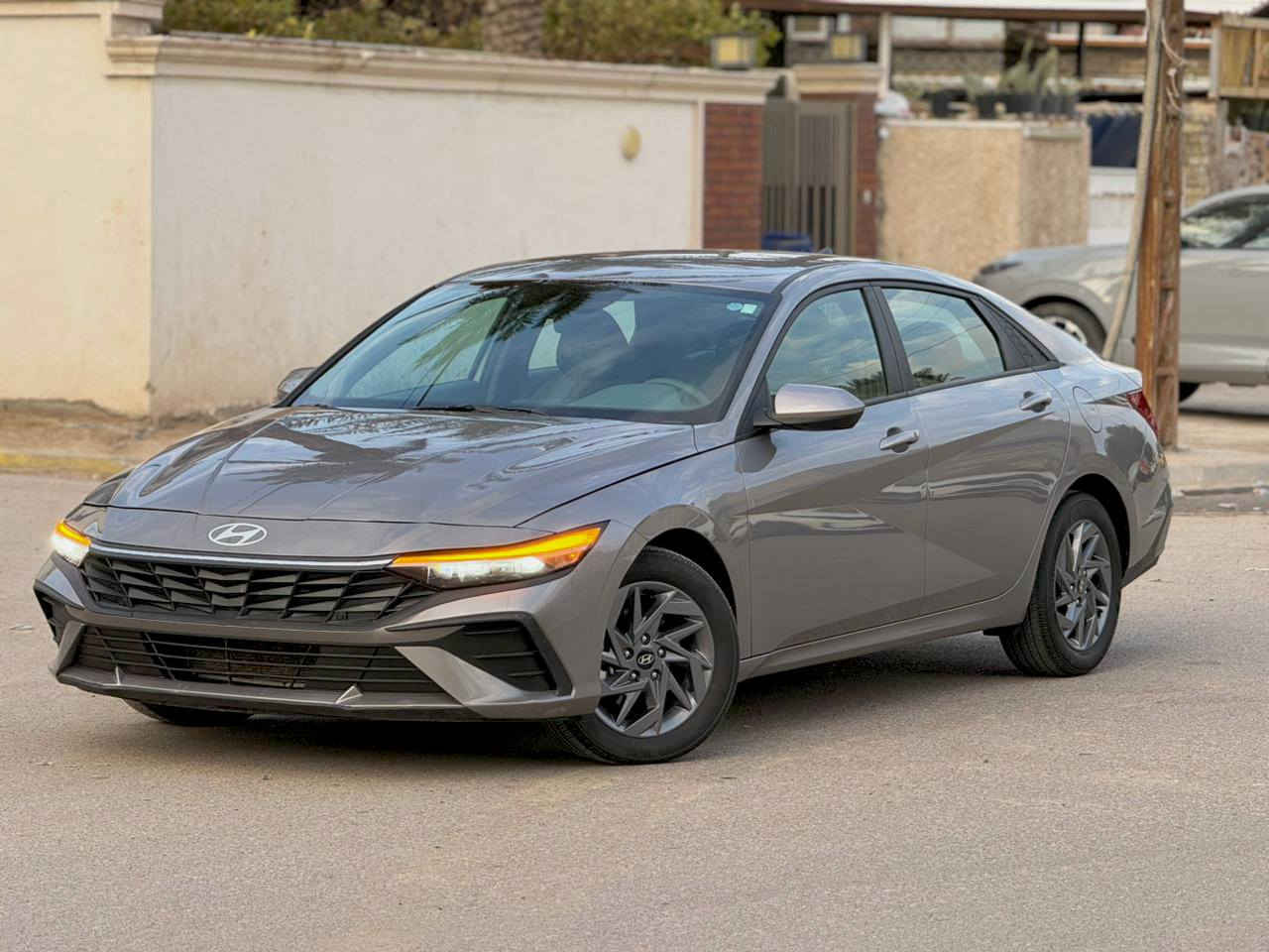 هيونداي النترا وارد امريكي 2024 (بدون رقم) محرك 2000 دوش دخول جديد ممشاها 23 mil مواصفات رادارات توقف ذاتي تحكمات انظمه تشغيل عن بعد شاشه متصلة ويل كب كروم كاميرا دواره مواصفاتها هوايه ومعروفه حادثها فقط البنيد ومصلح نفسه لا شاصي ولا لغد كفاله تبريد شرط ليبل واحد حتى البنيد نفسه مصلح السياره بالواقع احلى من الصور بهوايه مكاني بغداد الغدير ساحه ميسلون 
*********** ملاحظه بدون رقم السيارة نزل رقم 3 بالتعليقات لمعرفة السعر
