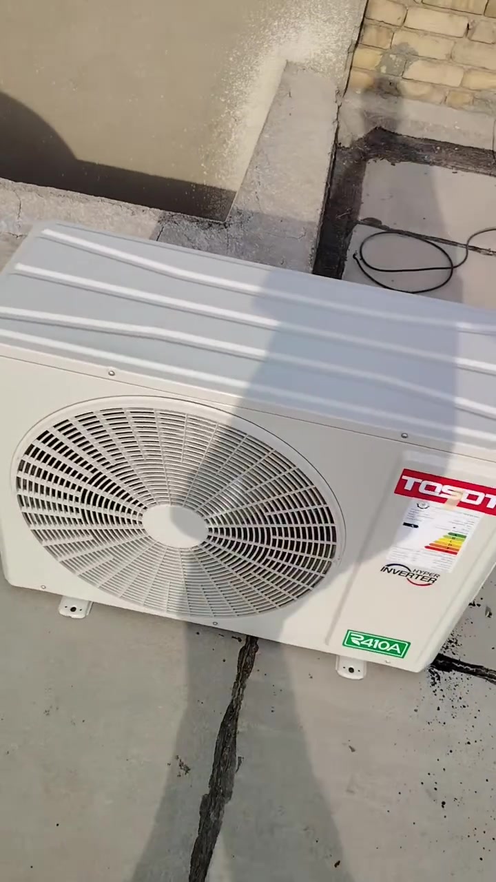 ملاحظة و نصيحة تقنية .

مع حرارة الصيف اصبح المكيف شبه ضروريا في كل مسكن لتلطيف الجو و توفير الراحة للناس . و خلال فترة الصيف يقوم الكثير من الناس بتركيب اجهزة تكييف جديدة في بيوتهم  . لكن الملاحظ ان اغلب المختصين في تركيب المكيفات لا يستعملون مضخة تفريغ الهواء pompe a vide قبل تشغيل المكيف . و التي تفرغ الهواء من الانابيب النحاسية قبل اطلاق غاز التبريد فيها . مما يعتبر خطأ يؤثر في العمل الجيد للمكيف .  فيجب على صاحب المنزل تنبيه الفني الى ذلك مع العلم ان اغلبهم يملكون هذا الجهاز الضروري لعملهم.
ورشة المتنقلة
وواتساب
***********
 ***********
