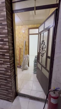 متوفر شقه للإيجار طابق أول تحتوي على غرفتين نوم ومطبخ وخدمات للستفسار ...