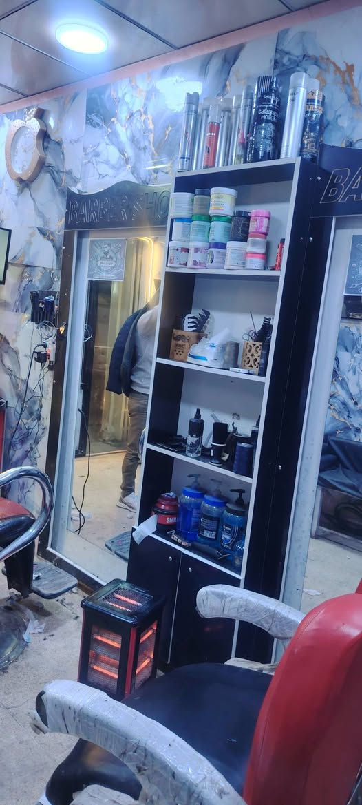 ديكور حلاقه +كرسي حلاقه للبيع. تلفون ***********
