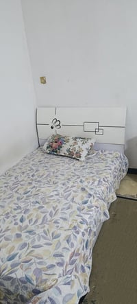 غرفة نوم شبابية من ٨ قطع  اكو اضرار بسيطة بالكنتور وبميز المراية بسبب ...