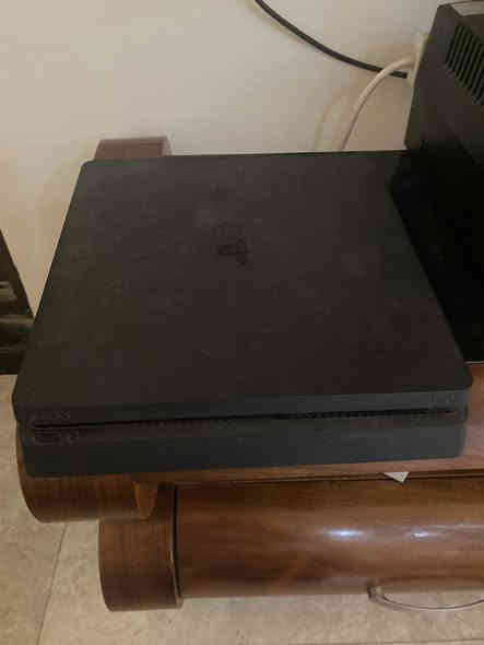 للبيع بلي 4 500gb نظيف مع زوج جوستكات اصلية   السعر 225000للاستفسار الاتصال ***********
