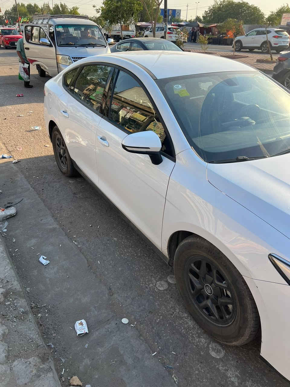 السلام عليكم 
BYD كن بلاص موديل 2025للبيع 
نص فول مو الفول مالتها المواصفات مالتها المعروفه السياره ماشيه 22الف كيلو متر 
السياره ضررها خسفه بل بنيد موضح بل صوره وجاملغ الايمن والايسر طعجات خفيفه يرجعن بارد السياره سعرها 18 مليون وبيها مجال مال جيتك وتحويل ثاني يوم للاستفسار ***********
