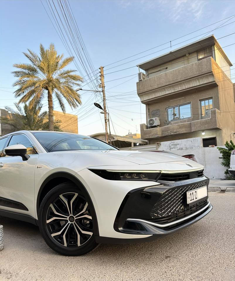 السلام عليكم 
تويوتا كراون 2025 وكالة عبد اللطيف جميل 
فئة Premium اعلى فئة بل كراون 
محرك 2500 هايبرد 
ماشيه 32 الف كيلو متر حقيقي شرط الفحص
المواصفات:
لايت 4 عدسات قلاب 
فتحة سقف
تبريد شاشة 
ستيراً كهرباء 
نفكيشن
مراية اوتو دم
حساس مطر 
مري شفط
سياقة ذاتية 
توقف ذاتي 
ترحيب عند الاقتراب
شاحن واير ليس
كروس سرعة
دخول ذكي اربع ابواب 
تشغيل بصمة
بردة خلفية كهرباء
كامرات اربعة 360 درجة 
حساس 360 درجة
رادارات 360 درجة 
ذاكرة مقاعد
دشبول دجتال 
 شاشة ابل كار بلي كبيرة 
كشنات جلد + كهرباء + تبريد 
الانارة الداخلية والخارجية led بالكامل
سستم صوت JBL مع 11 سماعة + دمام خلفي 
سبيكرات عدد 5 
سايد بريك بصمة
اوتو هولد
مانع نزلاق 
جام بالكامل اوتو
ويل 19
زراك كامرة خلفية
داخل صاج 
جام بولرايز 
وبعد بيها هواي مواصفات هيه اعلى فئة بل كراون 
السيارة جديدة جداً وغرضاها مال شركة بعدهن بلجيس ومكفولة لا صبغ لا بارد لا شخوط لا رصعات 
مكان السيارة : بغداد البنوك 
للاستفسار : ***********
