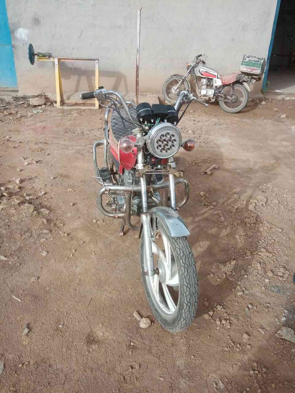 السلام عليكم دراجه تاي موتا للبيع مكفوله محرك برغي ما مفتوح  لايت اشاير سلف كلها شغاله الدراجه كلك للتواصل ***********
